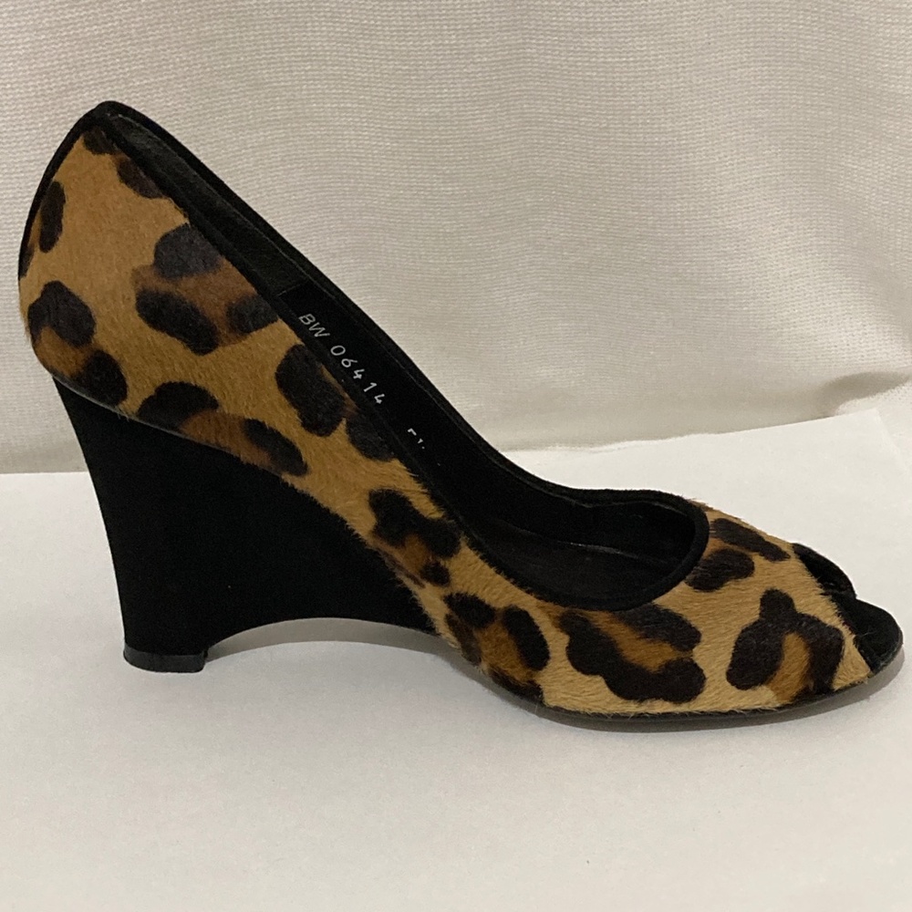 Gorgeous Wedge Leopard Print Stuart Weiztman heels Size 6 - Picture 3 of 11